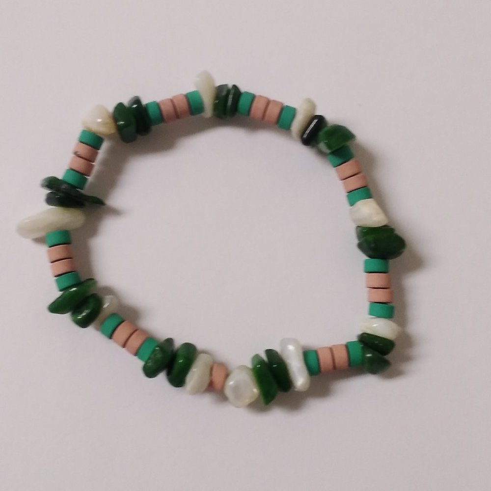 Green, red and white homemade bracelet💚🤍